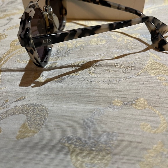 Lightly used Dior Cheetah mirrored sunglasses - Picture 7 of 9